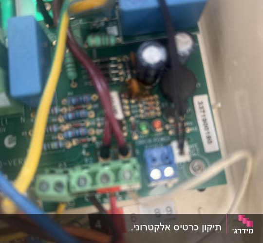 מעגל חשמלי עם חוטים ורכיבים אלקטרוניים